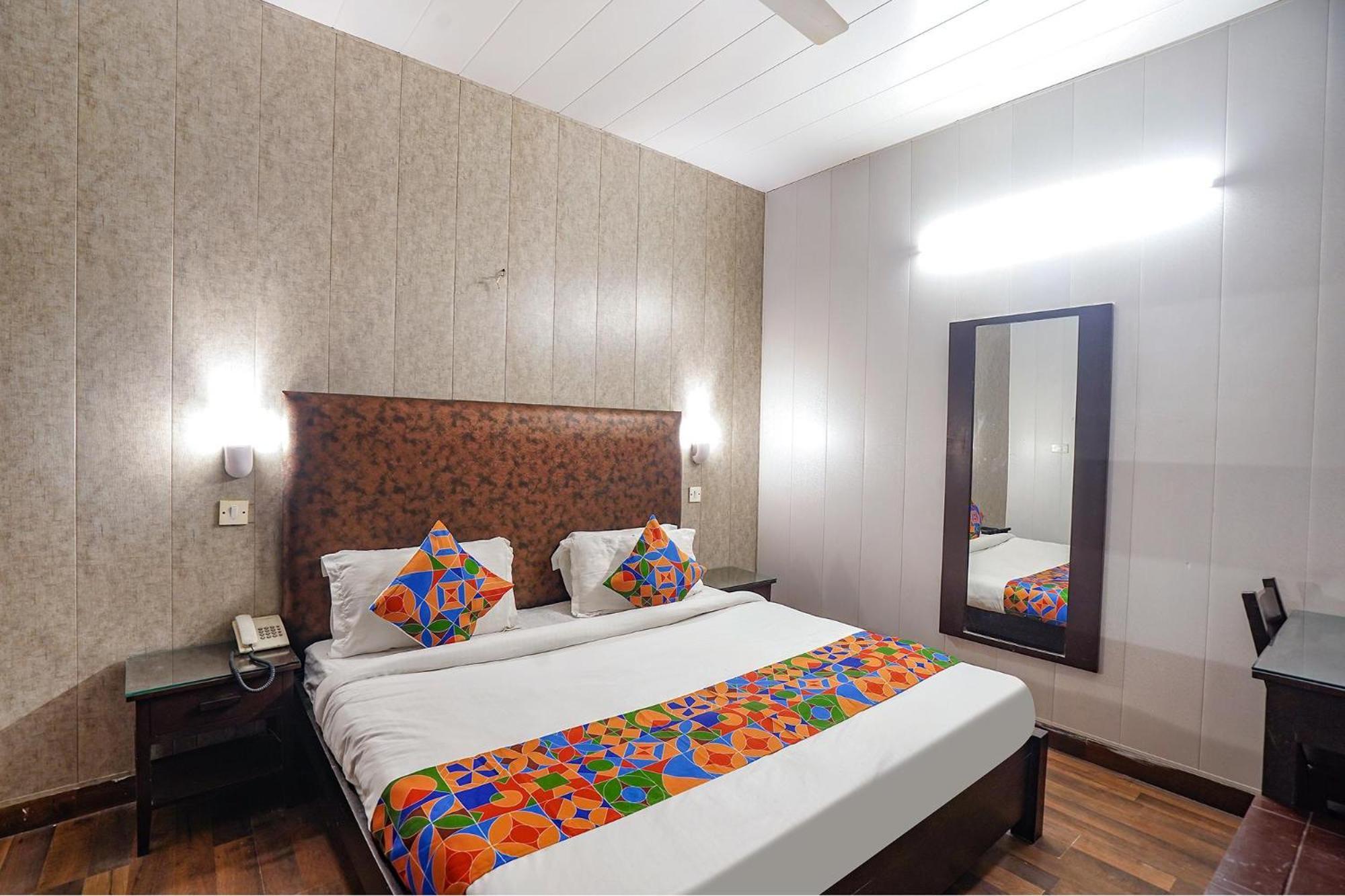 Hotel Fabhotel Saket